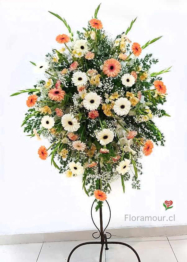 Este arreglo decorativo es s³lo un ejemplo de combinaci³n de materiales florales y colores. Por favor consulte con nuestro florista sobre su requerimiento. Tel 3222341793